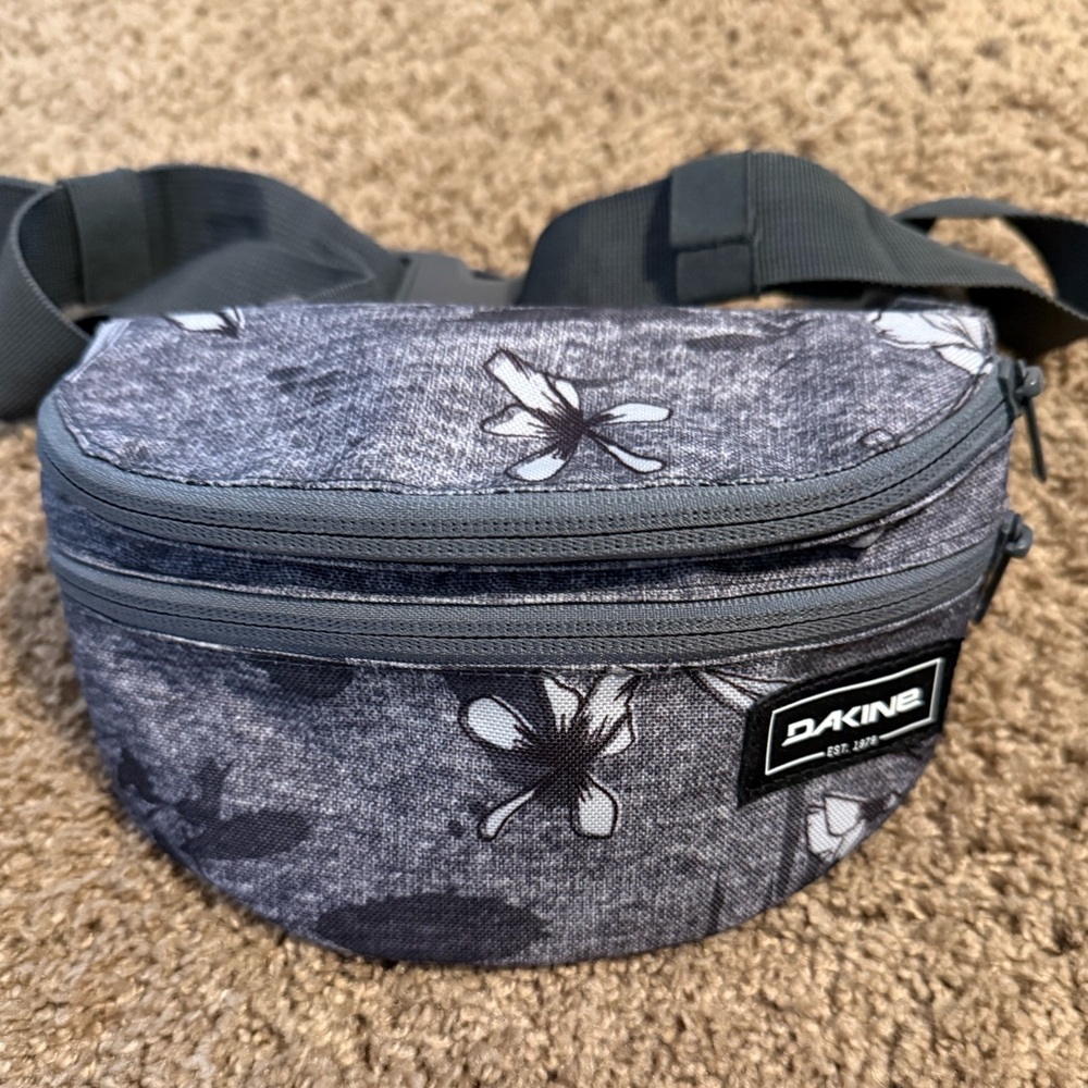 Dakine Black and Gray Patterned Bag